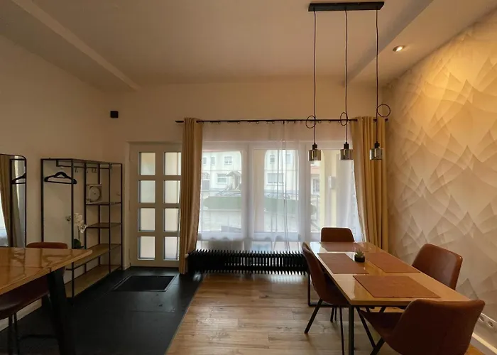 Schulerhaus * 斯特滕阿卡顿玛